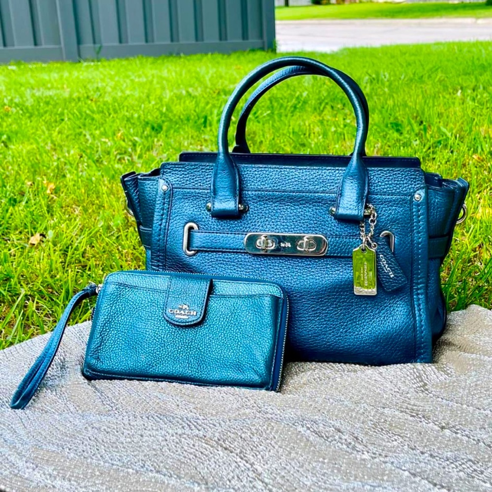 Authentic Coach Swagger Purse and wallet set!
